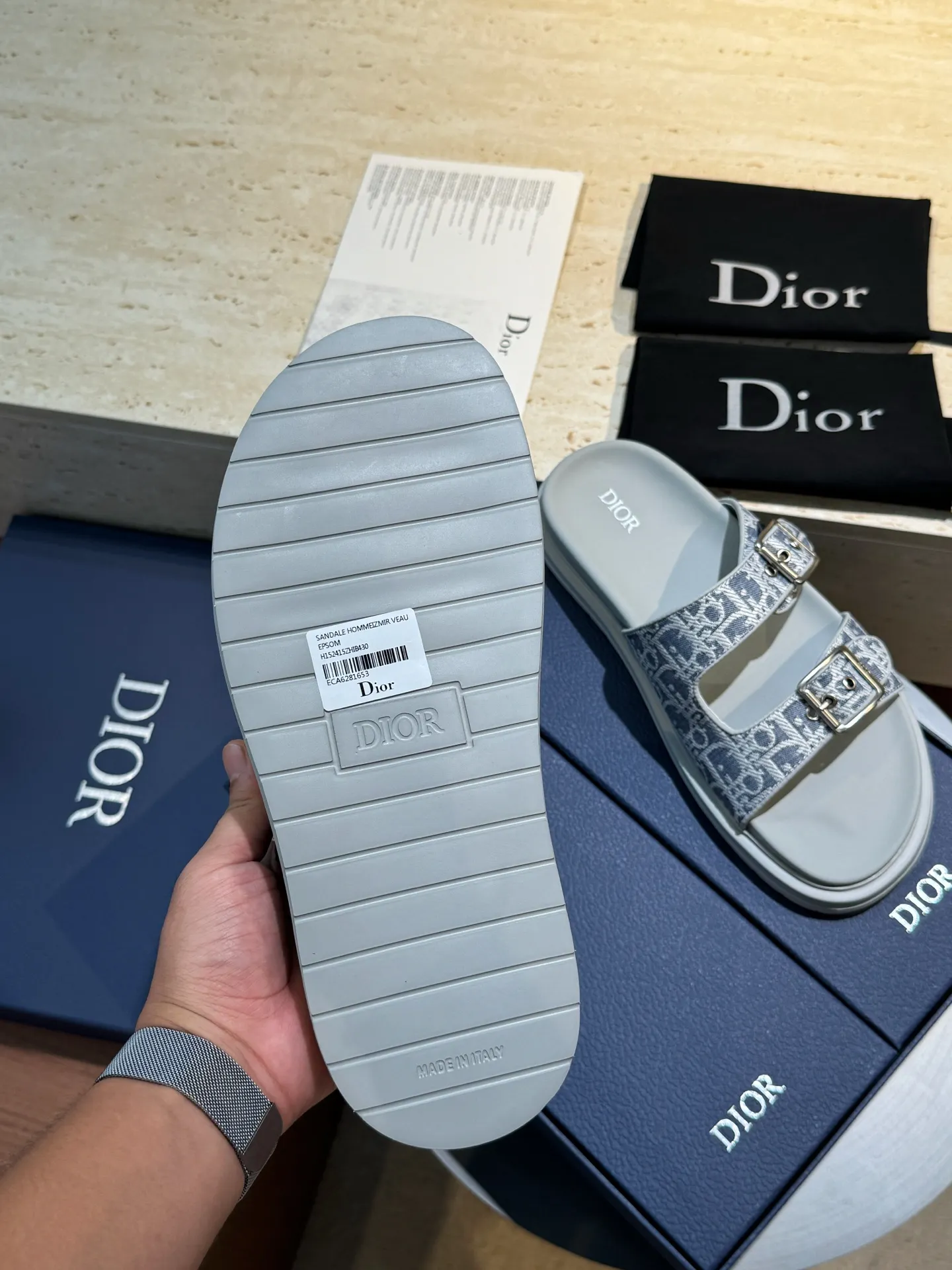 Factory price: 320💰Djia Aqua men's slippers and sandals, Dior's Aqua sandals are elegant and casual. The cross-strap design is reinterpreted in CD Diamond canvas, inspired by the brand's archives. Finished with a branded logo and tonal notch sole, they can be worn easily with shorts or jeans for a sophisticated look. Size:39-44(38 45 customized)